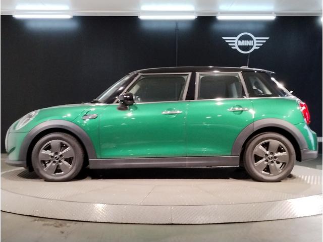 MINI クーパーDプレミアムプラスパッケージクラシックトリム クラシックトリム クルーズコントロール シートヒーター アップルカープレイ バックカメラ 衝突被害軽減ブレーキ コンフォートアクセス LEDヘッドライト マルチファンクションステアリング(5枚目)