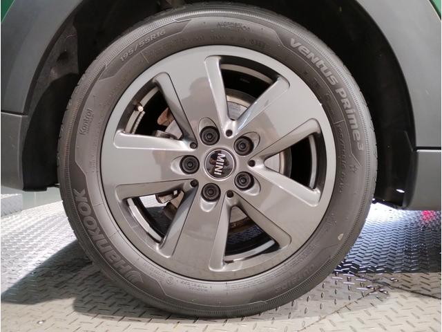 MINI クーパーDプレミアムプラスパッケージクラシックトリム クラシックトリム クルーズコントロール シートヒーター アップルカープレイ バックカメラ 衝突被害軽減ブレーキ コンフォートアクセス LEDヘッドライト マルチファンクションステアリング(24枚目)