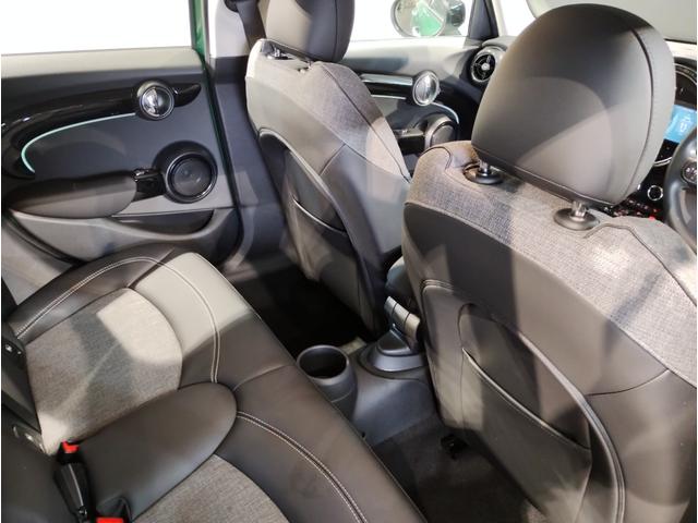 MINI クーパーDプレミアムプラスパッケージクラシックトリム クラシックトリム クルーズコントロール シートヒーター アップルカープレイ バックカメラ 衝突被害軽減ブレーキ コンフォートアクセス LEDヘッドライト マルチファンクションステアリング(29枚目)