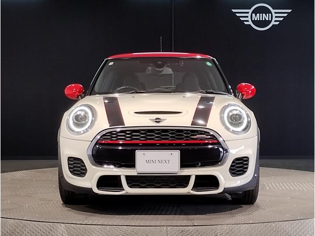 ＭＩＮＩ ジョンクーパーワークス　２年保証付・トラックスタイル・シートヒーター・アクティブクルーズ・ヘッドアップディスプレイ・パドルシフト・１８インチＡＷ・バックカメラ・ＥＴＣ・禁煙車（5枚目）