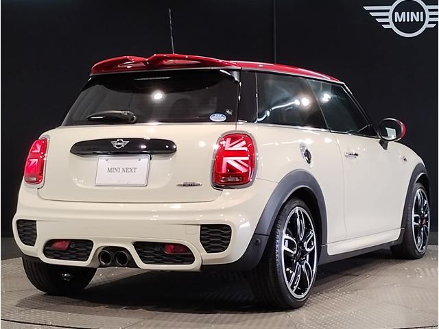 ＭＩＮＩ ジョンクーパーワークス　２年保証付・トラックスタイル・シートヒーター・アクティブクルーズ・ヘッドアップディスプレイ・パドルシフト・１８インチＡＷ・バックカメラ・ＥＴＣ・禁煙車（8枚目）