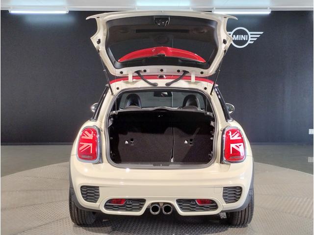 ＭＩＮＩ ジョンクーパーワークス　２年保証付・トラックスタイル・シートヒーター・アクティブクルーズ・ヘッドアップディスプレイ・パドルシフト・１８インチＡＷ・バックカメラ・ＥＴＣ・禁煙車（17枚目）
