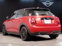 ＭＩＮＩ 　クーパー５ドア　ローズウッドエディション　全国２００台限定車　ワンオーナー　バックカメラ　リア障害物センサー　衝突被害軽減ブレーキ　１６インチブラックＡＷ　ＥＴＣ車載器　禁煙車　ＬＥＤヘッドライト（7枚目）