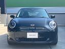 ＭＩＮＩ クーパーＳＥ　クラシック・トリム　弊社デモカー　ステアリングヒーター　アクティブクルーズコントロール　３６０度カメラ　ＡｐｐｌｅＣａｒＰｌａｙ　シートヒーター　ワイヤレス充電　ＨＤＤナビ　ヘッドアップディスプレイ　１７ＡＷ　禁煙車（5枚目）
