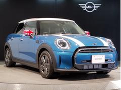 ＭＩＮＩのフロントグリルのデザインはイギリスで生まれた当初から、シルバーのサイドバーが折り重なった伝統的なデザインで御座います。その伝統はＢＭＷのお車になってからでも少しずつ形を変えて守られております 6