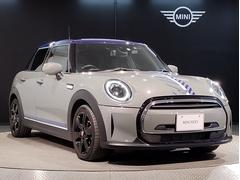 ＭＩＮＩのフロントグリルのデザインはイギリスで生まれた当初から、シルバーのサイドバーが折り重なった伝統的なデザインで御座います。その伝統はＢＭＷのお車になってからでも少しずつ形を変えて守られております 6