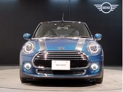 ＭＩＮＩのフロントグリルのデザインはイギリスで生まれた当初から、シルバーのサイドバーが折り重なった伝統的なデザインで御座います。その伝統はＢＭＷのお車になってからでも少しずつ形を変えて守られております 5