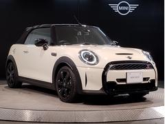 ＭＩＮＩのフロントグリルのデザインはイギリスで生まれた当初から、シルバーのサイドバーが折り重なった伝統的なデザインで御座います。その伝統はＢＭＷのお車になってからでも少しずつ形を変えて守られております 6