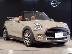 ＭＩＮＩのフロントグリルのデザインはイギリスで生まれた当初から、シルバーのサイドバーが折り重なった伝統的なデザインで御座います。その伝統はＢＭＷのお車になってからでも少しずつ形を変えて守られております 6