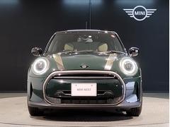 ＭＩＮＩのフロントグリルのデザインはイギリスで生まれた当初から、シルバーのサイドバーが折り重なった伝統的なデザインで御座います。その伝統はＢＭＷのお車になってからでも少しずつ形を変えて守られております 5