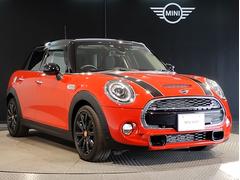 ＭＩＮＩのフロントグリルのデザインはイギリスで生まれた当初から、シルバーのサイドバーが折り重なった伝統的なデザインで御座います。その伝統はＢＭＷのお車になってからでも少しずつ形を変えて守られております 6