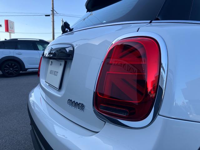 ＭＩＮＩ クーパー　プレミアムプラスパッケージクラシックトリム　弊社試乗車　禁煙車　衝突軽減ブレーキ　アクティブクルーズコントロール　アップルカープレイ　ドライビングモード　シートヒーター　Ｂｌｕｅｔｏｏｔｈ対応フロントシートヒーターコンフォートアクセス（21枚目）