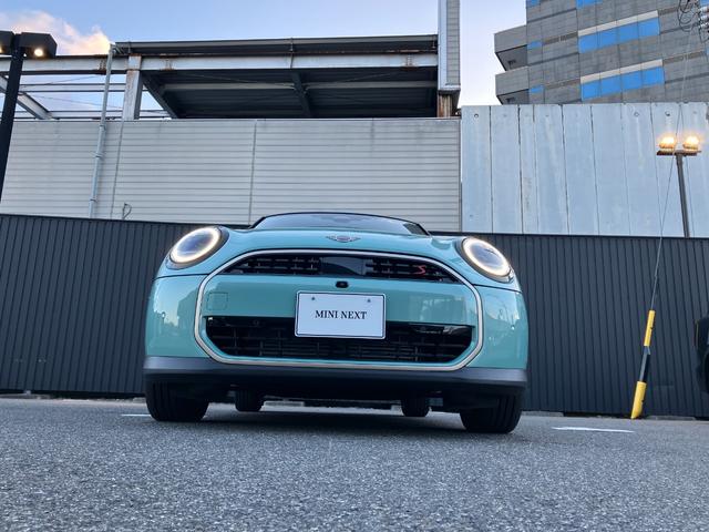 MINI クーパーS フェイバリット・トリム 弊社展示試乗車 認定中古車 禁煙車両 FAVOURED TRIM ステアリングホイールヒーター LEDヘッド 純正ナビ アップルカープレイ アンドロイドオート 17インチアルミホイル(4枚目)