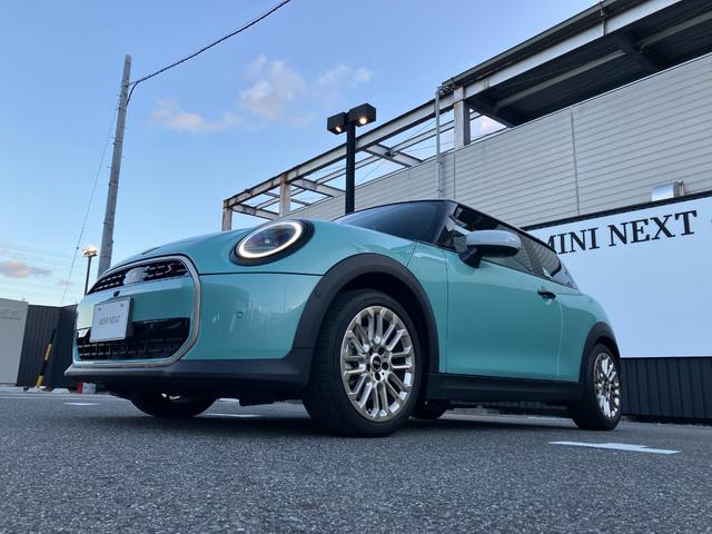 MINI クーパーS フェイバリット・トリム 弊社展示試乗車 認定中古車 禁煙車両 FAVOURED TRIM ステアリングホイールヒーター LEDヘッド 純正ナビ アップルカープレイ アンドロイドオート 17インチアルミホイル(6枚目)