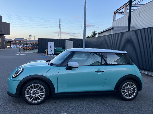 MINI クーパーS フェイバリット・トリム 弊社展示試乗車 認定中古車 禁煙車両 FAVOURED TRIM ステアリングホイールヒーター LEDヘッド 純正ナビ アップルカープレイ アンドロイドオート 17インチアルミホイル(7枚目)