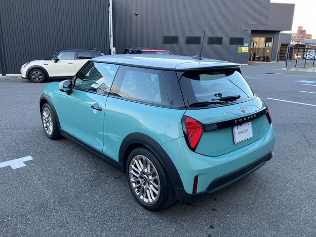 MINI クーパーS フェイバリット・トリム 弊社展示試乗車 認定中古車 禁煙車両 FAVOURED TRIM ステアリングホイールヒーター LEDヘッド 純正ナビ アップルカープレイ アンドロイドオート 17インチアルミホイル(8枚目)