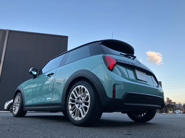 MINI クーパーS フェイバリット・トリム 弊社展示試乗車 認定中古車 禁煙車両 FAVOURED TRIM ステアリングホイールヒーター LEDヘッド 純正ナビ アップルカープレイ アンドロイドオート 17インチアルミホイル(9枚目)