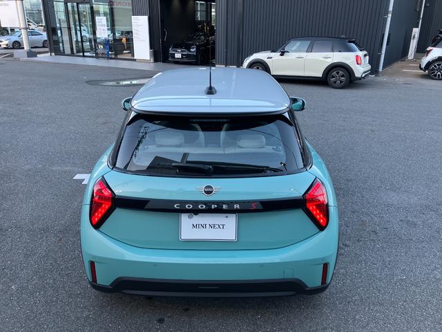 MINI クーパーS フェイバリット・トリム 弊社展示試乗車 認定中古車 禁煙車両 FAVOURED TRIM ステアリングホイールヒーター LEDヘッド 純正ナビ アップルカープレイ アンドロイドオート 17インチアルミホイル(10枚目)