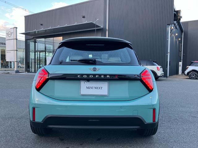 MINI クーパーS フェイバリット・トリム 弊社展示試乗車 認定中古車 禁煙車両 FAVOURED TRIM ステアリングホイールヒーター LEDヘッド 純正ナビ アップルカープレイ アンドロイドオート 17インチアルミホイル(11枚目)