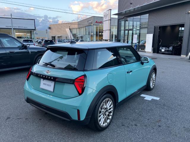 MINI クーパーS フェイバリット・トリム 弊社展示試乗車 認定中古車 禁煙車両 FAVOURED TRIM ステアリングホイールヒーター LEDヘッド 純正ナビ アップルカープレイ アンドロイドオート 17インチアルミホイル(12枚目)