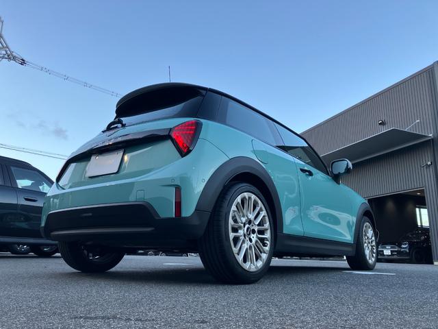 MINI クーパーS フェイバリット・トリム 弊社展示試乗車 認定中古車 禁煙車両 FAVOURED TRIM ステアリングホイールヒーター LEDヘッド 純正ナビ アップルカープレイ アンドロイドオート 17インチアルミホイル(13枚目)