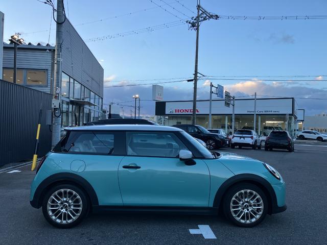 MINI クーパーS フェイバリット・トリム 弊社展示試乗車 認定中古車 禁煙車両 FAVOURED TRIM ステアリングホイールヒーター LEDヘッド 純正ナビ アップルカープレイ アンドロイドオート 17インチアルミホイル(14枚目)