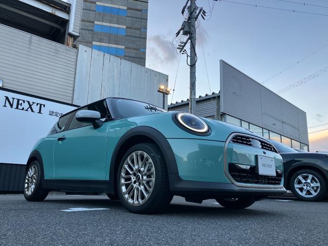 MINI クーパーS フェイバリット・トリム 弊社展示試乗車 認定中古車 禁煙車両 FAVOURED TRIM ステアリングホイールヒーター LEDヘッド 純正ナビ アップルカープレイ アンドロイドオート 17インチアルミホイル(16枚目)