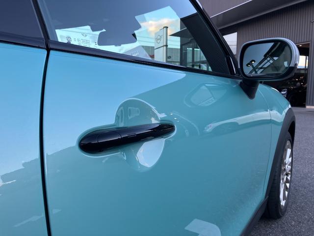 MINI クーパーS フェイバリット・トリム 弊社展示試乗車 認定中古車 禁煙車両 FAVOURED TRIM ステアリングホイールヒーター LEDヘッド 純正ナビ アップルカープレイ アンドロイドオート 17インチアルミホイル(21枚目)