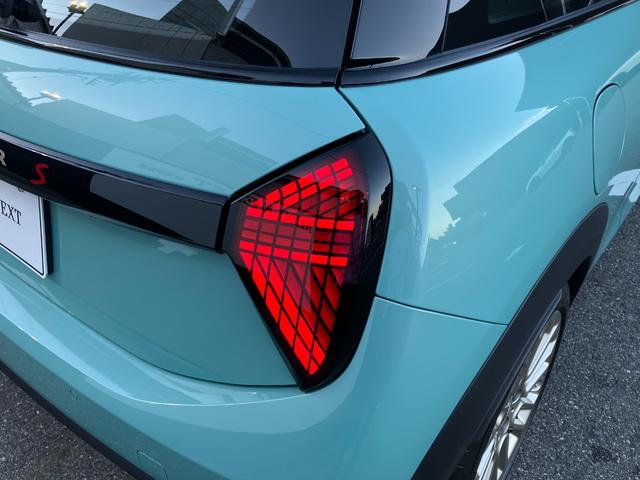 MINI クーパーS フェイバリット・トリム 弊社展示試乗車 認定中古車 禁煙車両 FAVOURED TRIM ステアリングホイールヒーター LEDヘッド 純正ナビ アップルカープレイ アンドロイドオート 17インチアルミホイル(22枚目)