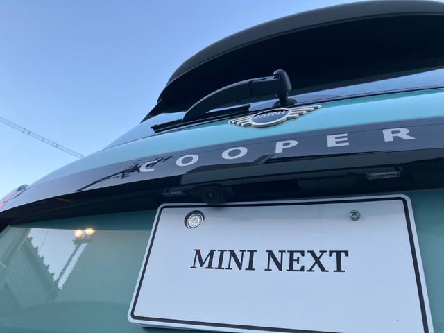MINI クーパーS フェイバリット・トリム 弊社展示試乗車 認定中古車 禁煙車両 FAVOURED TRIM ステアリングホイールヒーター LEDヘッド 純正ナビ アップルカープレイ アンドロイドオート 17インチアルミホイル(23枚目)