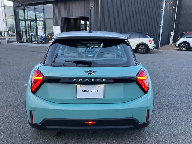 MINI クーパーS フェイバリット・トリム 弊社展示試乗車 認定中古車 禁煙車両 FAVOURED TRIM ステアリングホイールヒーター LEDヘッド 純正ナビ アップルカープレイ アンドロイドオート 17インチアルミホイル(26枚目)