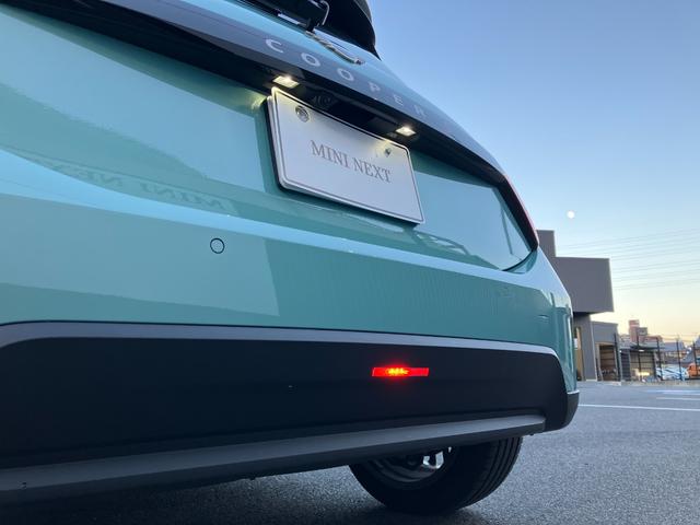 MINI クーパーS フェイバリット・トリム 弊社展示試乗車 認定中古車 禁煙車両 FAVOURED TRIM ステアリングホイールヒーター LEDヘッド 純正ナビ アップルカープレイ アンドロイドオート 17インチアルミホイル(27枚目)