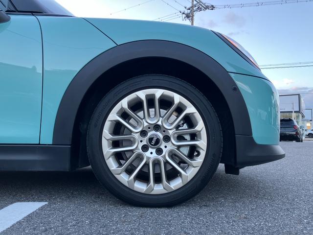 MINI クーパーS フェイバリット・トリム 弊社展示試乗車 認定中古車 禁煙車両 FAVOURED TRIM ステアリングホイールヒーター LEDヘッド 純正ナビ アップルカープレイ アンドロイドオート 17インチアルミホイル(28枚目)