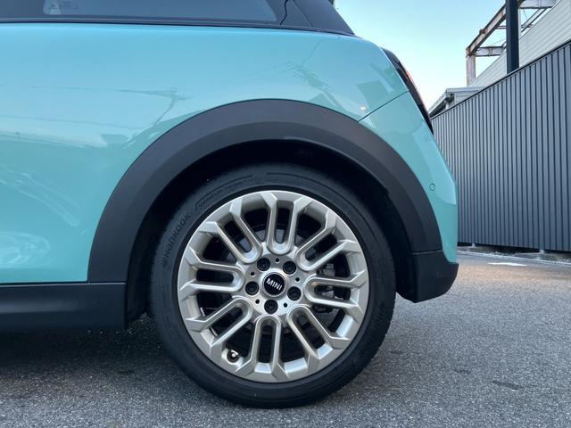 MINI クーパーS フェイバリット・トリム 弊社展示試乗車 認定中古車 禁煙車両 FAVOURED TRIM ステアリングホイールヒーター LEDヘッド 純正ナビ アップルカープレイ アンドロイドオート 17インチアルミホイル(31枚目)