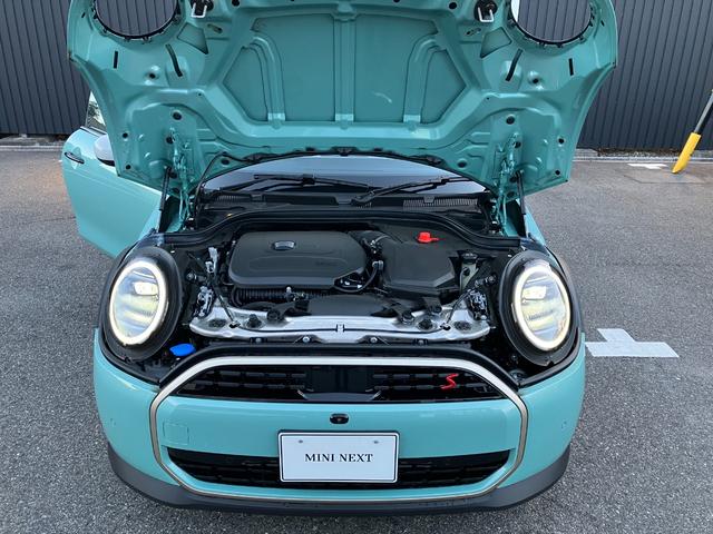 MINI クーパーS フェイバリット・トリム 弊社展示試乗車 認定中古車 禁煙車両 FAVOURED TRIM ステアリングホイールヒーター LEDヘッド 純正ナビ アップルカープレイ アンドロイドオート 17インチアルミホイル(62枚目)