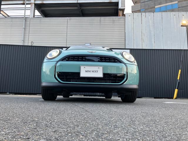 ＭＩＮＩ クーパーＣ　クラシック・トリム　弊社レンタＵＰ　認定中古車　禁煙車両　クラシックトリム　ステアリングホイールヒーター　シートヒーター　ＬＥＤヘッド　オーシャンウェーブグリーン／ホワイトルーフ　１７インチアルミホイル　純正ナビ　ＡＣＣ（4枚目）