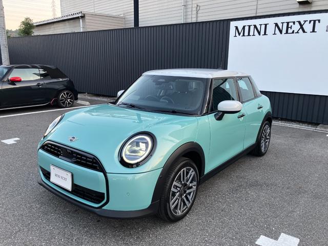ＭＩＮＩ クーパーＣ　クラシック・トリム　弊社レンタＵＰ　認定中古車　禁煙車両　クラシックトリム　ステアリングホイールヒーター　シートヒーター　ＬＥＤヘッド　オーシャンウェーブグリーン／ホワイトルーフ　１７インチアルミホイル　純正ナビ　ＡＣＣ（5枚目）
