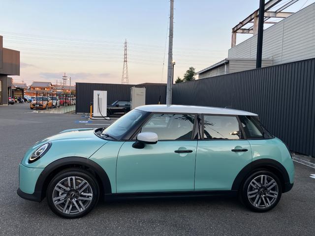 ＭＩＮＩ クーパーＣ　クラシック・トリム　弊社レンタＵＰ　認定中古車　禁煙車両　クラシックトリム　ステアリングホイールヒーター　シートヒーター　ＬＥＤヘッド　オーシャンウェーブグリーン／ホワイトルーフ　１７インチアルミホイル　純正ナビ　ＡＣＣ（7枚目）