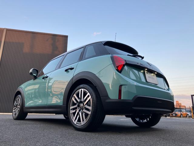 ＭＩＮＩ クーパーＣ　クラシック・トリム　弊社レンタＵＰ　認定中古車　禁煙車両　クラシックトリム　ステアリングホイールヒーター　シートヒーター　ＬＥＤヘッド　オーシャンウェーブグリーン／ホワイトルーフ　１７インチアルミホイル　純正ナビ　ＡＣＣ（9枚目）