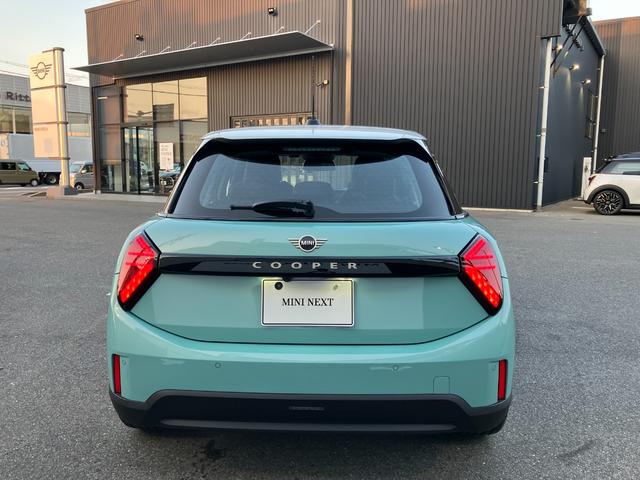 ＭＩＮＩ クーパーＣ　クラシック・トリム　弊社レンタＵＰ　認定中古車　禁煙車両　クラシックトリム　ステアリングホイールヒーター　シートヒーター　ＬＥＤヘッド　オーシャンウェーブグリーン／ホワイトルーフ　１７インチアルミホイル　純正ナビ　ＡＣＣ（11枚目）