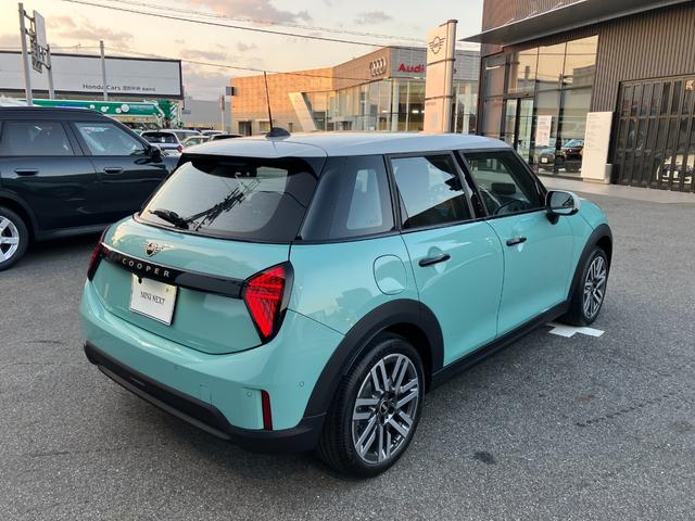 ＭＩＮＩ クーパーＣ　クラシック・トリム　弊社レンタＵＰ　認定中古車　禁煙車両　クラシックトリム　ステアリングホイールヒーター　シートヒーター　ＬＥＤヘッド　オーシャンウェーブグリーン／ホワイトルーフ　１７インチアルミホイル　純正ナビ　ＡＣＣ（12枚目）