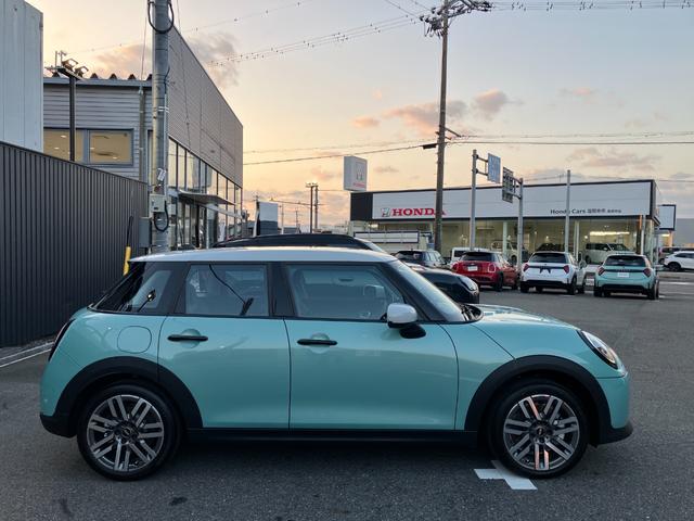 ＭＩＮＩ クーパーＣ　クラシック・トリム　弊社レンタＵＰ　認定中古車　禁煙車両　クラシックトリム　ステアリングホイールヒーター　シートヒーター　ＬＥＤヘッド　オーシャンウェーブグリーン／ホワイトルーフ　１７インチアルミホイル　純正ナビ　ＡＣＣ（13枚目）