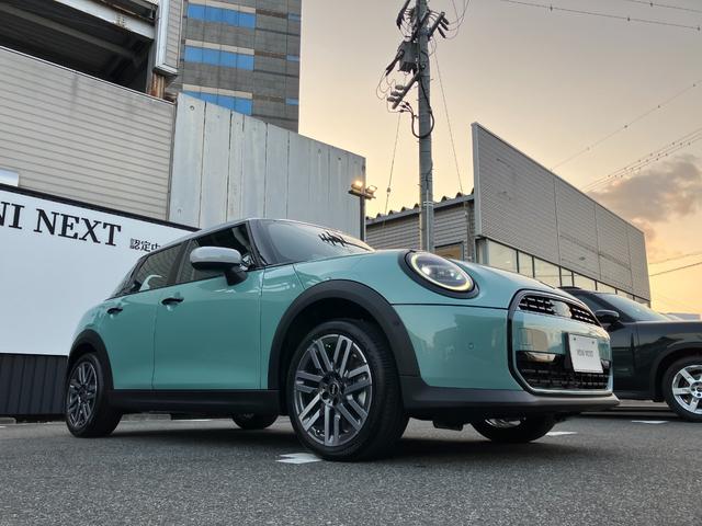 ＭＩＮＩ クーパーＣ　クラシック・トリム　弊社レンタＵＰ　認定中古車　禁煙車両　クラシックトリム　ステアリングホイールヒーター　シートヒーター　ＬＥＤヘッド　オーシャンウェーブグリーン／ホワイトルーフ　１７インチアルミホイル　純正ナビ　ＡＣＣ（15枚目）
