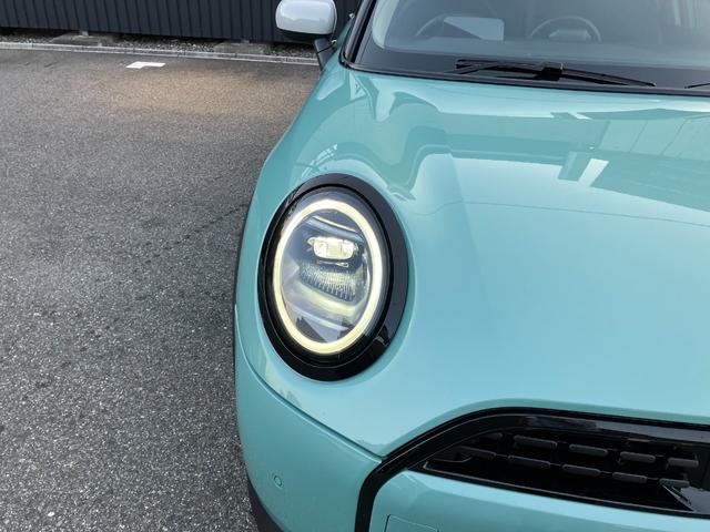 ＭＩＮＩ クーパーＣ　クラシック・トリム　弊社レンタＵＰ　認定中古車　禁煙車両　クラシックトリム　ステアリングホイールヒーター　シートヒーター　ＬＥＤヘッド　オーシャンウェーブグリーン／ホワイトルーフ　１７インチアルミホイル　純正ナビ　ＡＣＣ（16枚目）