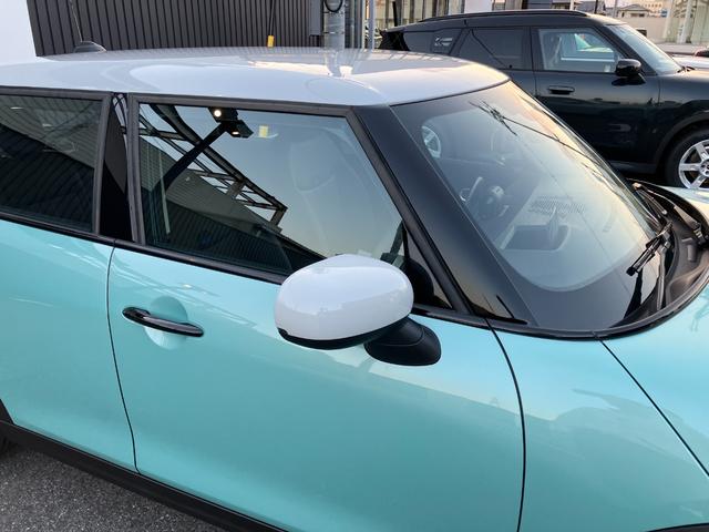 ＭＩＮＩ クーパーＣ　クラシック・トリム　弊社レンタＵＰ　認定中古車　禁煙車両　クラシックトリム　ステアリングホイールヒーター　シートヒーター　ＬＥＤヘッド　オーシャンウェーブグリーン／ホワイトルーフ　１７インチアルミホイル　純正ナビ　ＡＣＣ（18枚目）