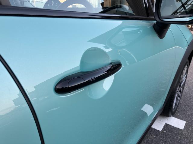 ＭＩＮＩ クーパーＣ　クラシック・トリム　弊社レンタＵＰ　認定中古車　禁煙車両　クラシックトリム　ステアリングホイールヒーター　シートヒーター　ＬＥＤヘッド　オーシャンウェーブグリーン／ホワイトルーフ　１７インチアルミホイル　純正ナビ　ＡＣＣ（20枚目）