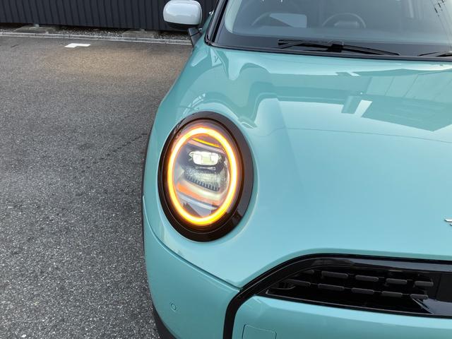 ＭＩＮＩ クーパーＣ　クラシック・トリム　弊社レンタＵＰ　認定中古車　禁煙車両　クラシックトリム　ステアリングホイールヒーター　シートヒーター　ＬＥＤヘッド　オーシャンウェーブグリーン／ホワイトルーフ　１７インチアルミホイル　純正ナビ　ＡＣＣ（23枚目）
