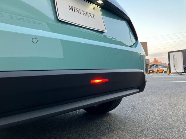 ＭＩＮＩ クーパーＣ　クラシック・トリム　弊社レンタＵＰ　認定中古車　禁煙車両　クラシックトリム　ステアリングホイールヒーター　シートヒーター　ＬＥＤヘッド　オーシャンウェーブグリーン／ホワイトルーフ　１７インチアルミホイル　純正ナビ　ＡＣＣ（26枚目）