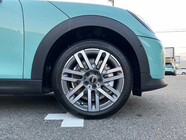 ＭＩＮＩ クーパーＣ　クラシック・トリム　弊社レンタＵＰ　認定中古車　禁煙車両　クラシックトリム　ステアリングホイールヒーター　シートヒーター　ＬＥＤヘッド　オーシャンウェーブグリーン／ホワイトルーフ　１７インチアルミホイル　純正ナビ　ＡＣＣ（27枚目）