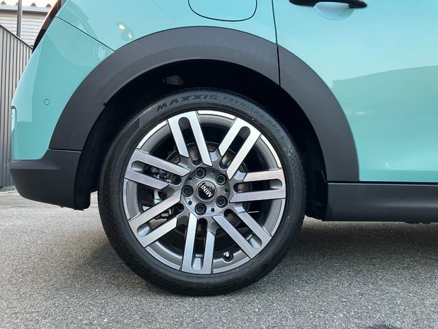 ＭＩＮＩ クーパーＣ　クラシック・トリム　弊社レンタＵＰ　認定中古車　禁煙車両　クラシックトリム　ステアリングホイールヒーター　シートヒーター　ＬＥＤヘッド　オーシャンウェーブグリーン／ホワイトルーフ　１７インチアルミホイル　純正ナビ　ＡＣＣ（28枚目）